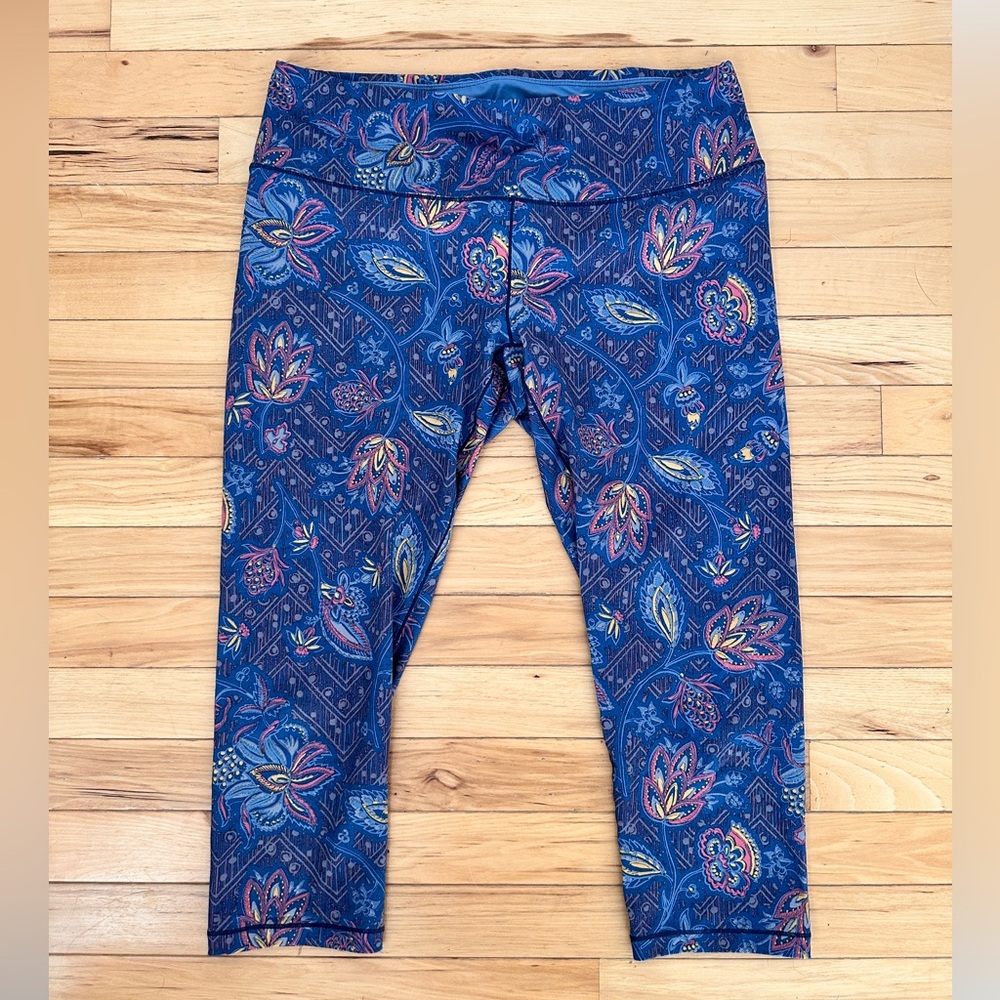 Prana Pillar Printed Capri leggings in the Blue Sierra size large